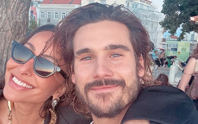 Sabrina Sato e Nicolas Prattes posam aos beijos em Portugal: ‘Te amo’