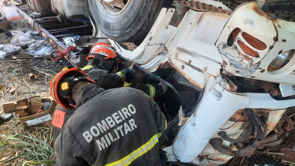 Bombeiros fazem desencarceramento de vítimas de capotamento em Tangará da Serra Bombeiros fazem desencarceramento de vítimas de capotamento em Tangará da Serra
