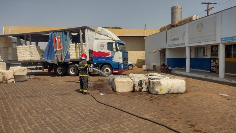 Corpo de Bombeiros apaga incêndio em fardos de algodão em Campo Verde