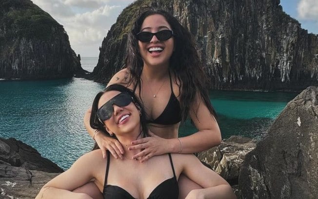 Mari Fernandez causa na web ao posar com Júlia Ribeiro em meio a rumores de affair