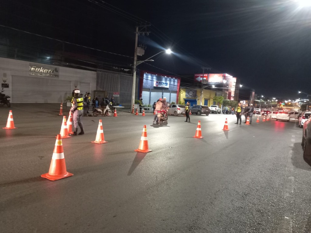Operação Lei Seca na Avenida Isaac Póvoas termina com 14 prisões de condutores Operação Lei Seca na Avenida Isaac Póvoas termina com 14 prisões de condutores