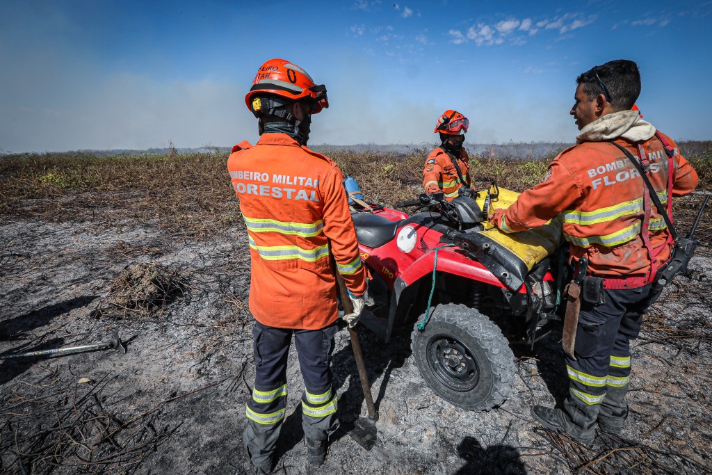 Bombeiros de MT extingue incêndio em Cuiabá e combate outros 23 nesta sexta-feira (23) Bombeiros de MT extingue incêndio em Cuiabá e combate outros 23 nesta sexta-feira (23)