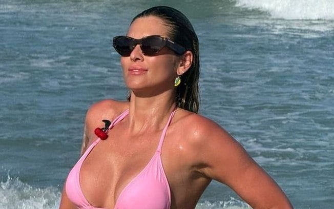 Lívia Andrade curte praia nos EUA durante férias e ostenta corpo em fotos de biquíni