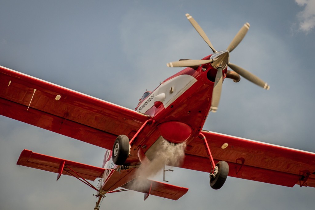 Bombeiros atuam em 4 frentes de combate ao incêndio na Estrada de Chapada Bombeiros atuam em 4 frentes de combate ao incêndio na Estrada de Chapada