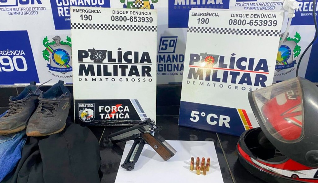 Dupla é presa pela Força Tática com simulacro de arma e munições em Barra do Garças Dupla é presa pela Força Tática com simulacro de arma e munições em Barra do Garças