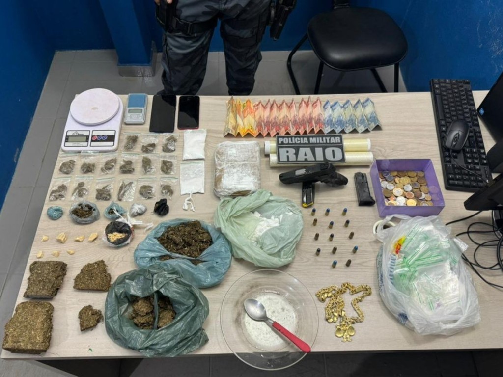 Dois homens são presos pela Polícia Militar com pistola e porções de entorpecentes Dois homens são presos pela Polícia Militar com pistola e porções de entorpecentes