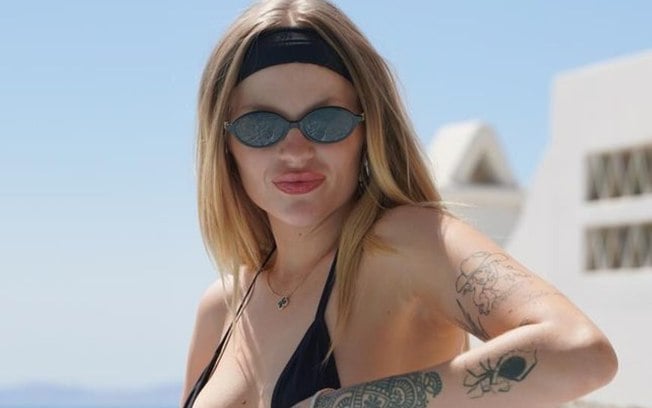 Luísa Sonza posa com biquíni micro durante férias na Grécia; veja fotos