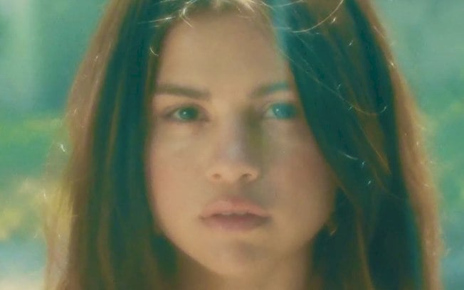 Selena Gomez lança o single ‘Fetish’ em vinil compacto colorido
