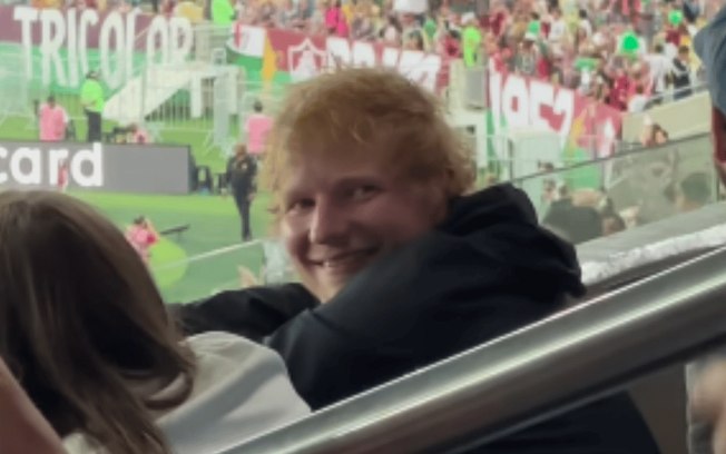 Ed Sheeran assiste jogo de futebol no Maracanã