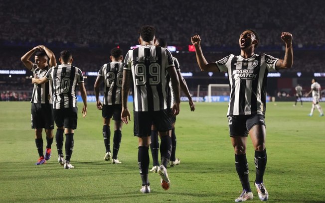 Botafogo comemora classificação histórica e já mira o Grêmio pelo Brasileirão