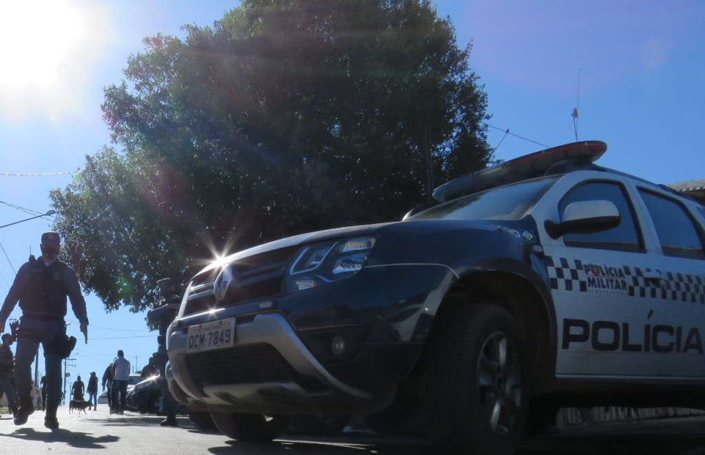 PM prende caminhoneiro após atacar funcionários de empreiteira com fogos de artifício PM prende caminhoneiro após atacar funcionários de empreiteira com fogos de artifício