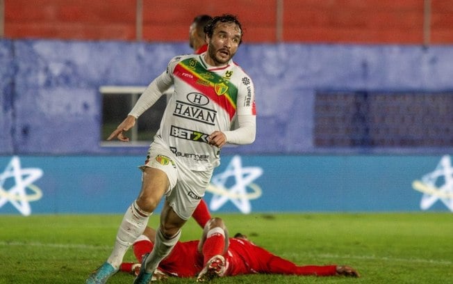 Keké comemora retorno, gol da vitória e mira sequência pelo Brusque na Série B