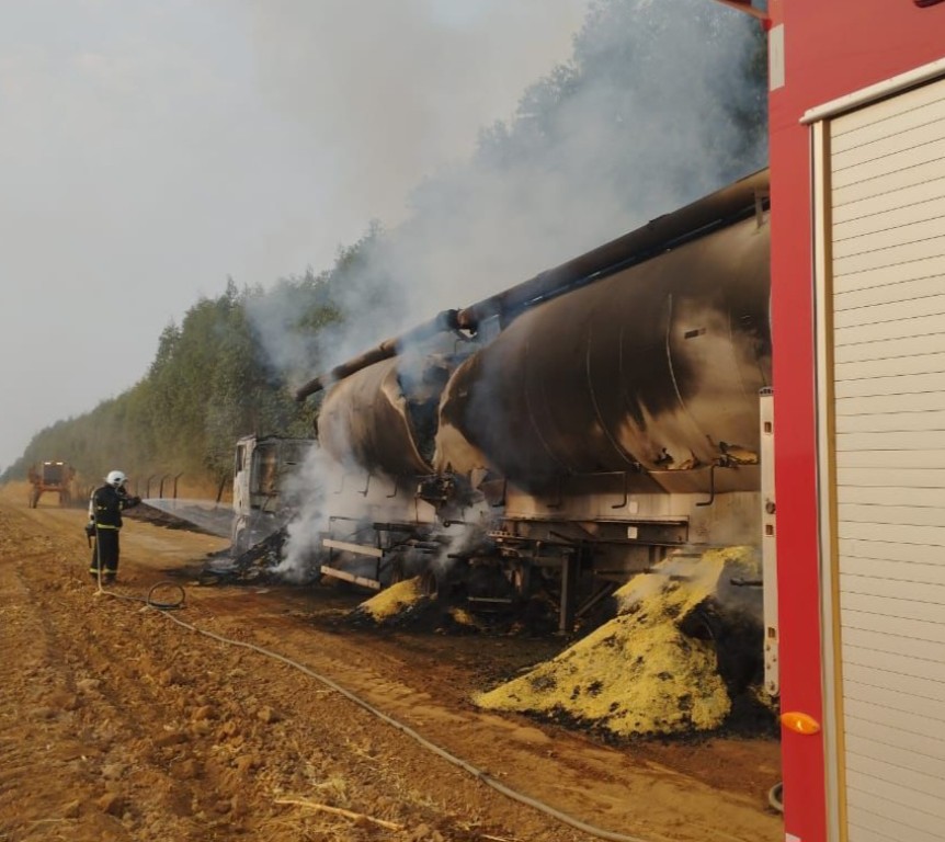 Bombeiros combatem incêndio em carreta carregada com ração Bombeiros combatem incêndio em carreta carregada com ração