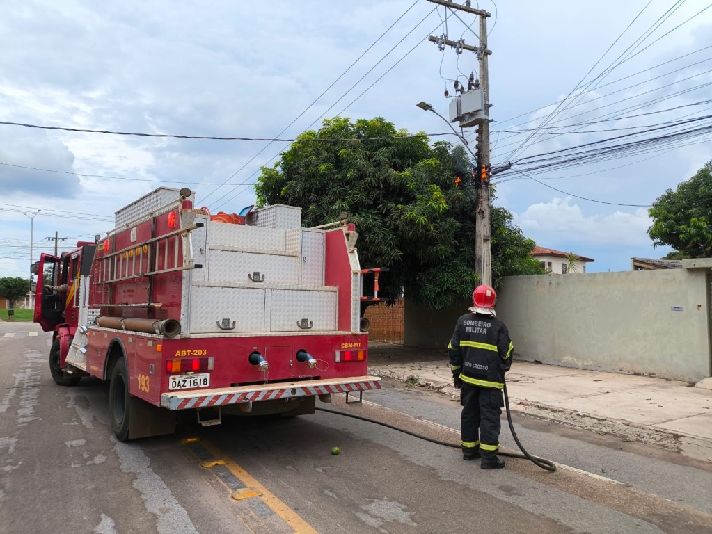 Bombeiros combatem incêndio em poste de energia elétrica em Campo Verde