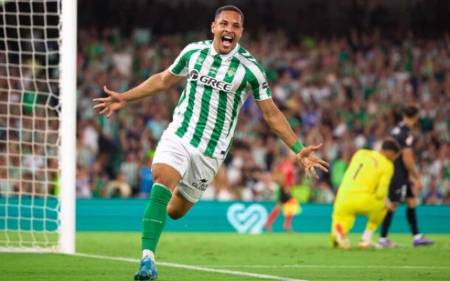 Vitor Roque diz estar mais feliz no Betis: ‘Fiquei seis ou sete meses sem sorrir’