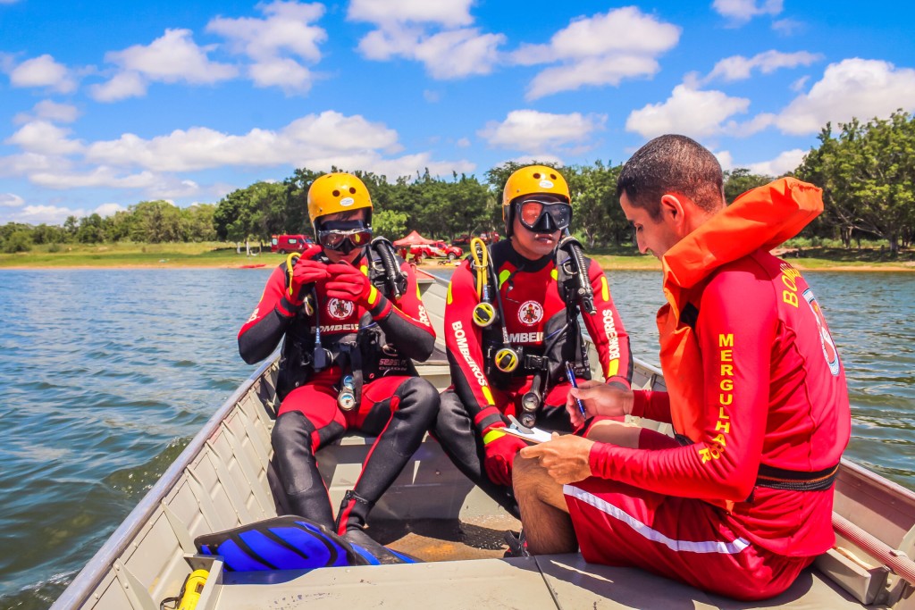 Corpo de Bombeiros socorre criança e localiza corpos de jovens vítimas de afogamento