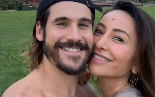 Sabrina Sato e Nicolas Prattes aparecem em clima de romance após revelar gravidez