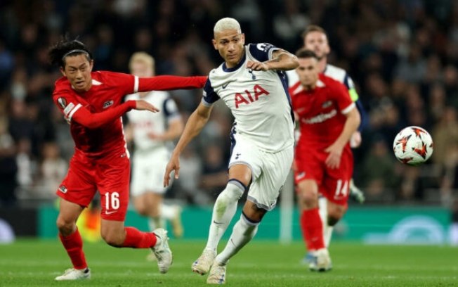 Richarlison marca, acaba com jejum e Tottenham vence na Liga Europa