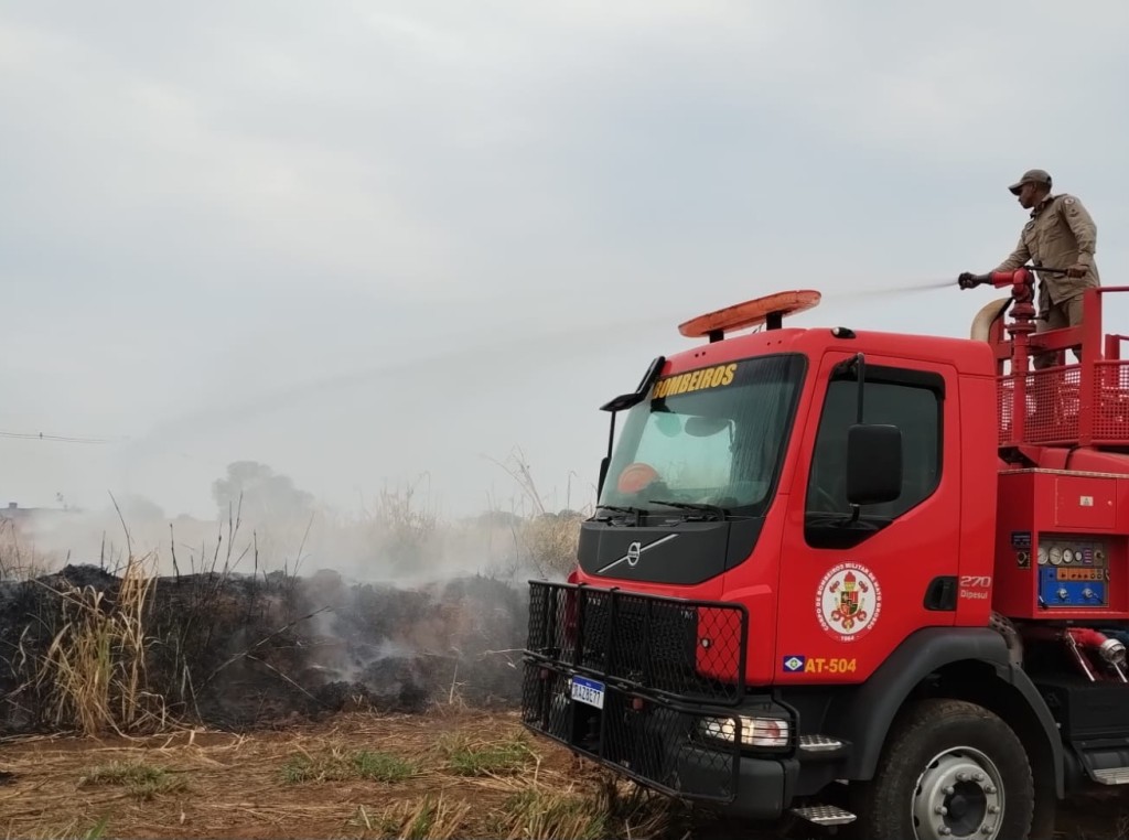 Bombeiros combatem incêndio em terreno baldio em Primavera do Leste Bombeiros combatem incêndio em terreno baldio em Primavera do Leste