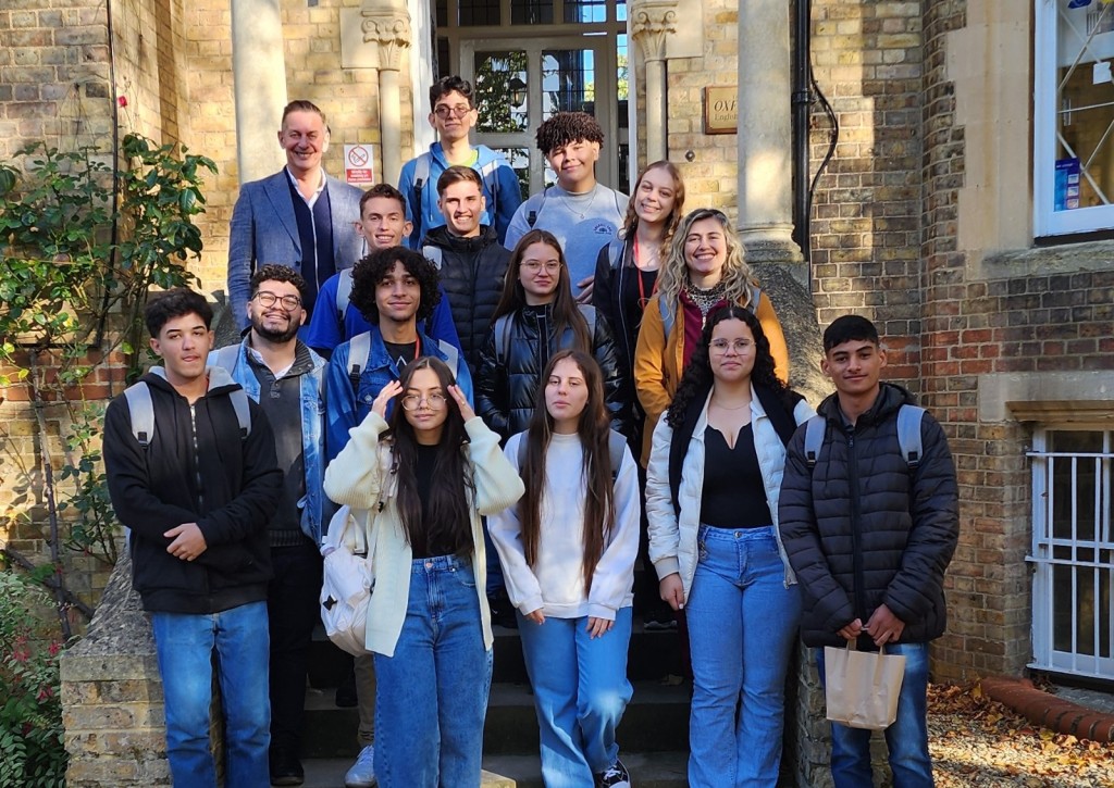 “Encontramos uma atmosfera de apoio e cuidado”, diz estudante da rede no primeiro dia de aula na Inglaterra “Encontramos uma atmosfera de apoio e cuidado”, diz estudante da rede no primeiro dia de aula na Inglaterra