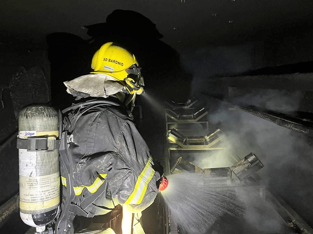 Corpo de Bombeiros extingue incêndio em estabelecimento comercial em Cláudia