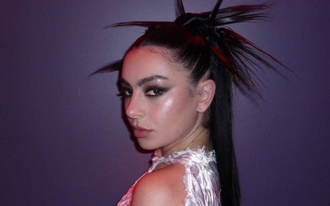 Descobrimos os segredos da maquiagem ‘party girl’ da Charli XCX
