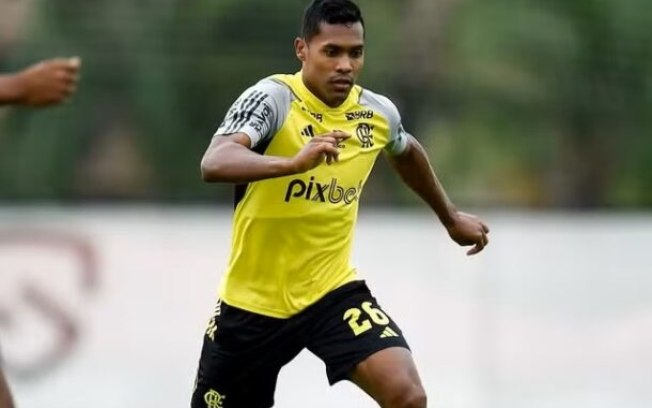 Alex Sandro volta a treinar com elenco do Flamengo