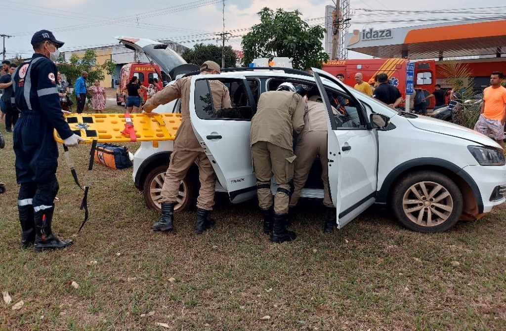 Bombeiros socorrem vítimas de acidente de trânsito Bombeiros socorrem vítimas de acidente de trânsito