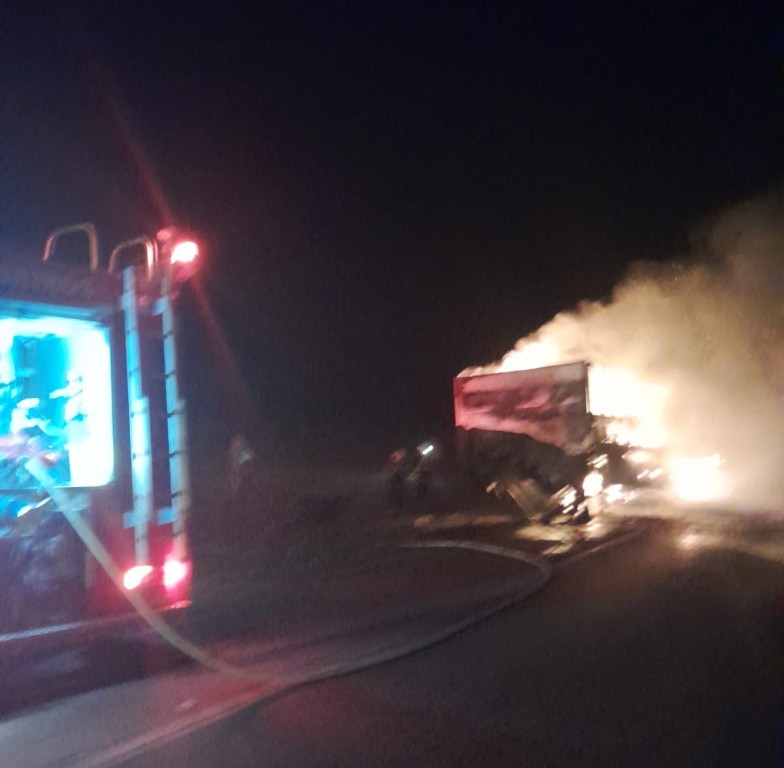 Corpo de Bombeiros combate incêndio em carreta na BR-163 em Sinop Corpo de Bombeiros combate incêndio em carreta na BR-163 em Sinop