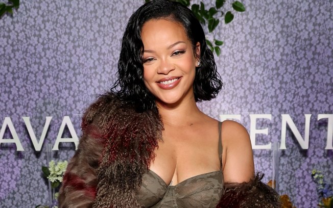 O truque de estilo favorito de Rihanna é combinar cor das unhas com o look
