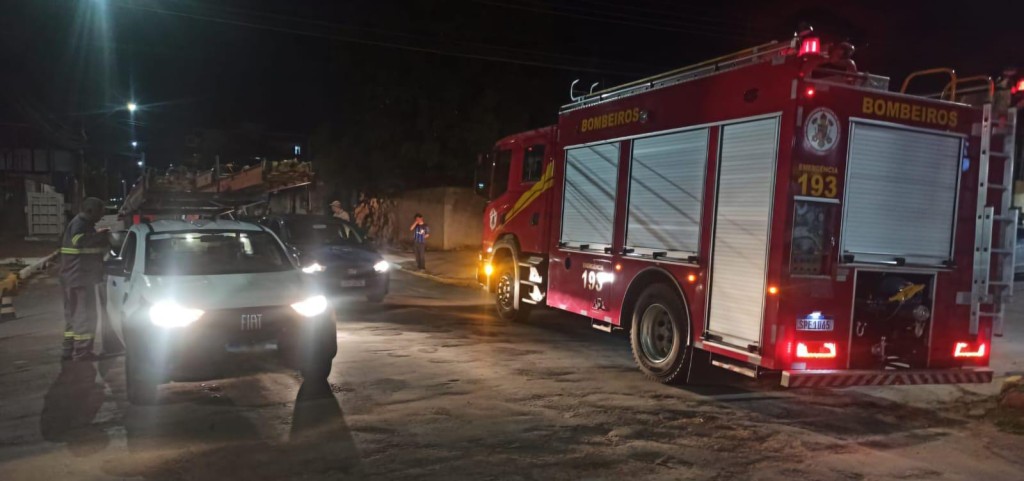 Bombeiros isolam área após queda de fio energizado em via pública Bombeiros isolam área após queda de fio energizado em via pública