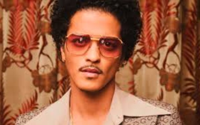Bruno Mars revela estar solteiro durante show em São Paulo