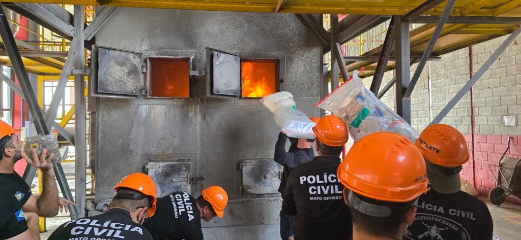 Polícia Civil incinera três toneladas de entorpecentes apreendidos pelas Forças de Segurança Polícia Civil incinera três toneladas de entorpecentes apreendidos pelas Forças de Segurança