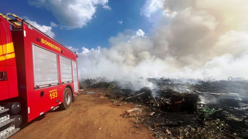 Corpo de Bombeiros combate incêndio de grandes proporções em aterro sanitário