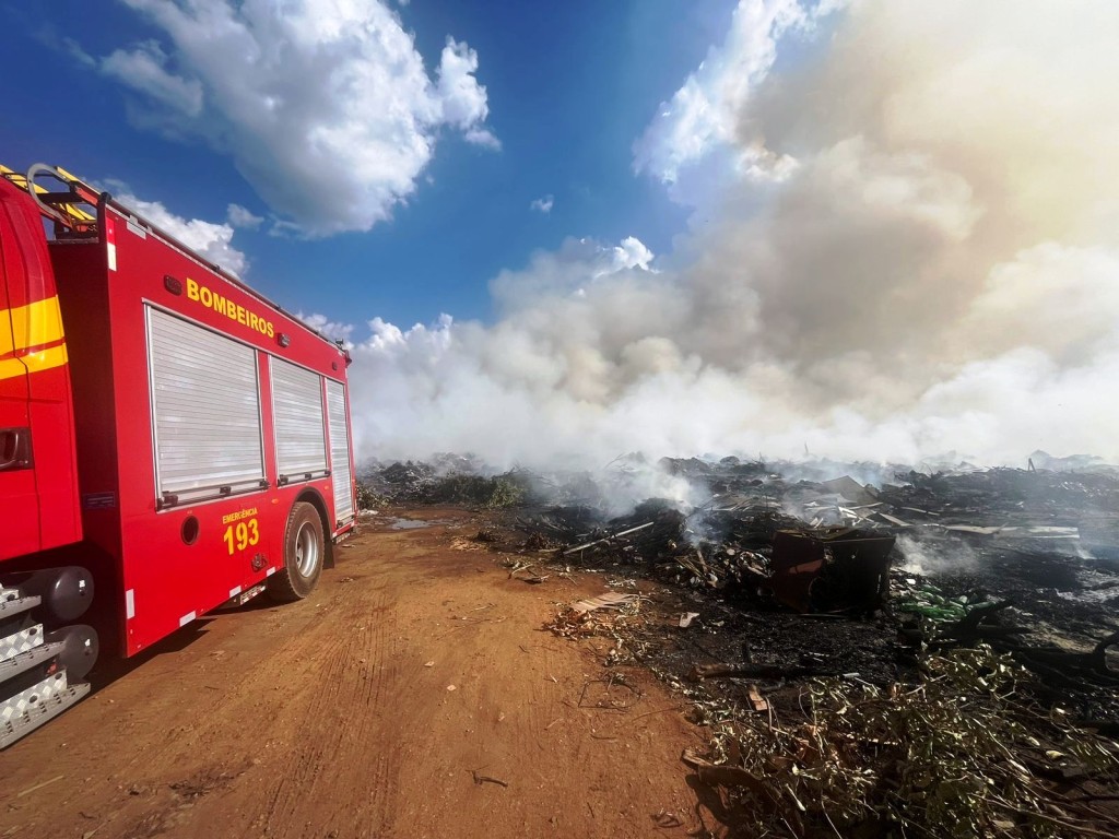 Corpo de Bombeiros combate incêndio de grandes proporções em aterro sanitário Corpo de Bombeiros combate incêndio de grandes proporções em aterro sanitário
