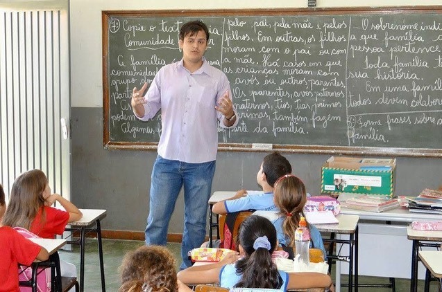 Deputado Thiago Silva parabeniza professores e reforça compromisso com a educação de qualidade