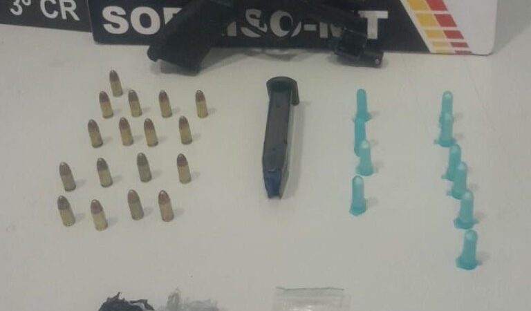 Polícia Militar conduz quatro pessoas por tráfico de drogas e apreende arma de fogo em residência