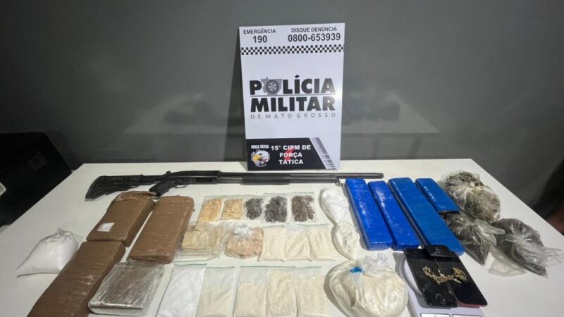 Força Tática prende dois homens e apreende adolescentes com drogas e arma de fogo