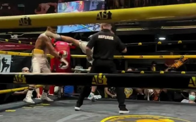 Vídeo: lutador dá chute na cabeça de oponente em luta de boxe e acaba banido da modalidade Vídeo: lutador dá chute na cabeça de oponente em luta de boxe e acaba banido da modalidade