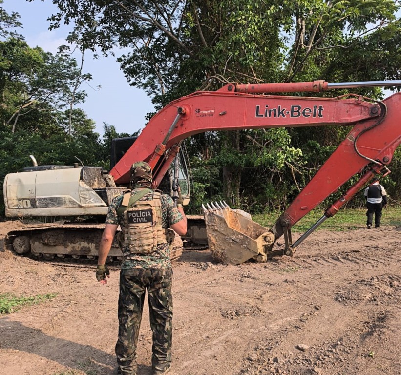 Policiais civis apreendem em área de garimpo ilegal máquinas compradas em golpe contra empresa de SP Policiais civis apreendem em área de garimpo ilegal máquinas compradas em golpe contra empresa de SP