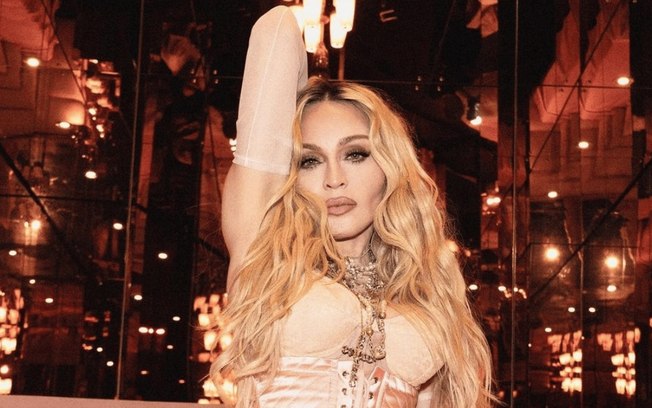 Madonna faz topless durante refeição e choca fãs com cliques ousados