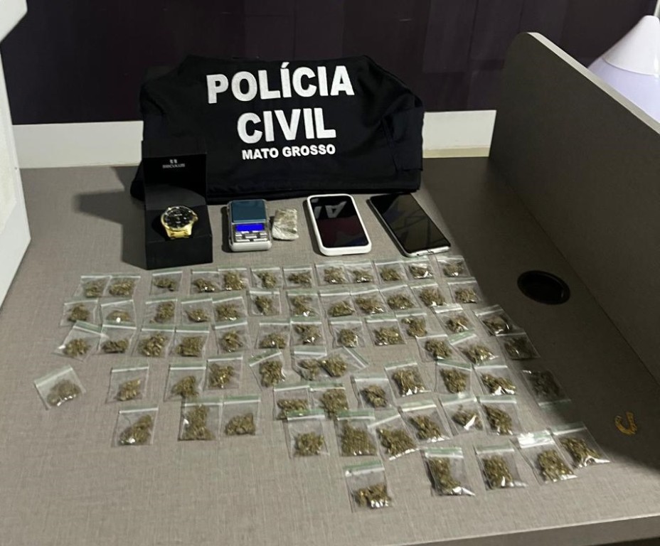 Jovem de 18 anos é presa em flagrante pela Polícia Civil em ação de combate ao tráfico de drogas Jovem de 18 anos é presa em flagrante pela Polícia Civil em ação de combate ao tráfico de drogas