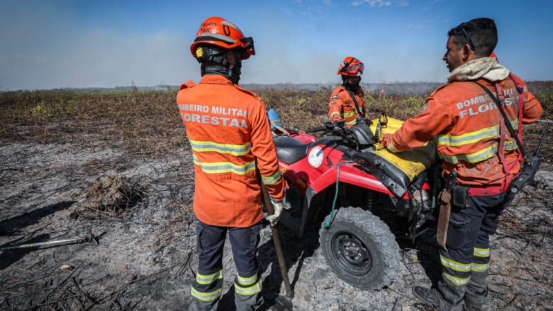 Bombeiros de MT extinguem dois incêndios florestais e combatem outros 11 nesta quinta-feira (24)