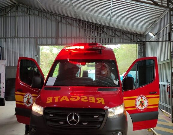 Bombeiros socorrem vítimas de acidente de trânsito envolvendo duas motos na BR-364