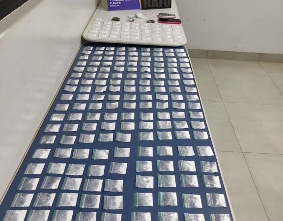 Adolescente é apreendida pela Polícia Militar com 220 porções de drogas
