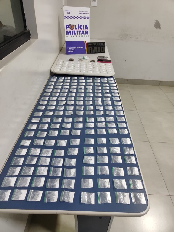Adolescente é apreendida pela Polícia Militar com 220 porções de drogas Adolescente é apreendida pela Polícia Militar com 220 porções de drogas