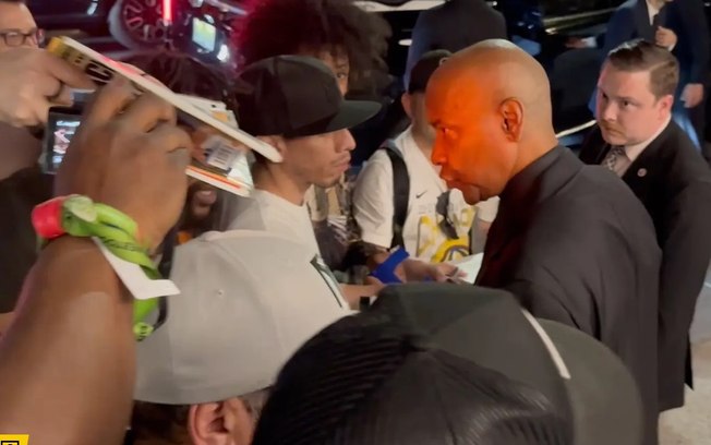 Denzel Washington discute com caçadores de autógrafos ao
chegar em evento