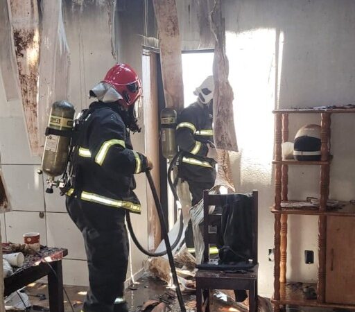 Corpo de Bombeiros combate incêndio em residência em Rondonópolis
