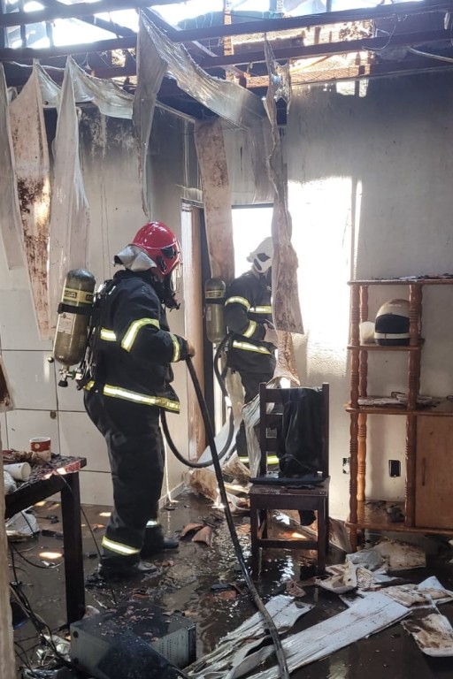 Corpo de Bombeiros combate incêndio em residência em Rondonópolis Corpo de Bombeiros combate incêndio em residência em Rondonópolis