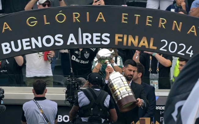 Djokovic carrega troféu da Libertadores antes da final entre Atlético-MG e Botafogo
